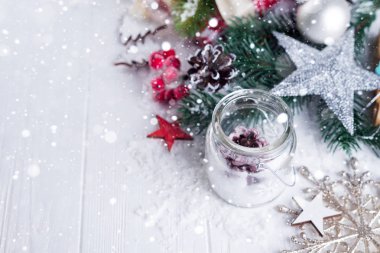 Yanan Mum ve Christmas dekorasyon kar ve ahşap arka plan, şenlikli ruh hali ile zarif düşük anahtar atış