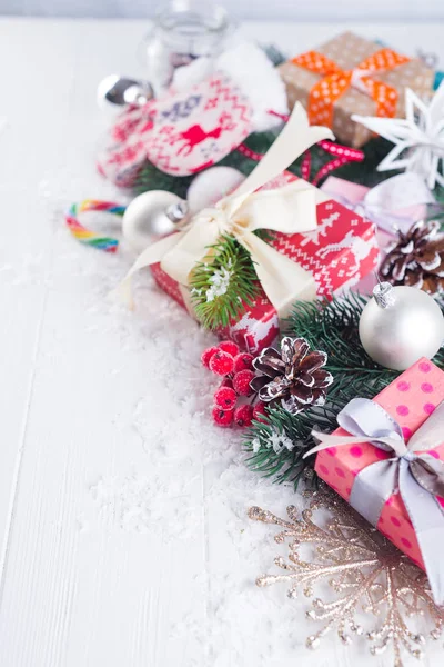 Boże Narodzenie tło z dekoracjami i pudełeczka na płycie z miejsca kopii — Zdjęcie stockowe