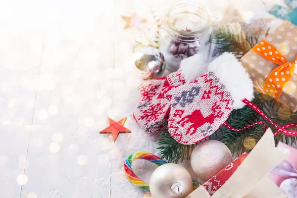 Fundo de Natal com decorações e caixas de presente na placa de madeira com espaço de cópia — Fotografia de Stock