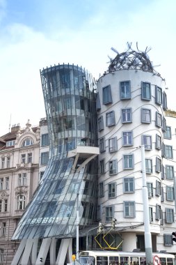 Prag - 13 Eylül 2012: Modern dans ev ile bulutlu gökyüzü inşa 