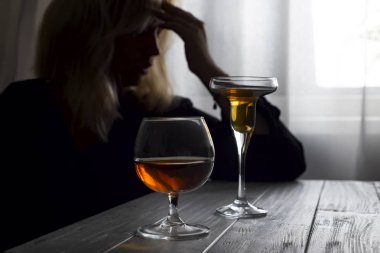 iki alkol içecek gözlük ile masada oturan kadın