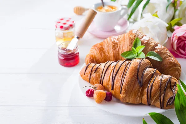 taze pişmiş kruvasanlar meyveleri ile masaya servis ile plaka