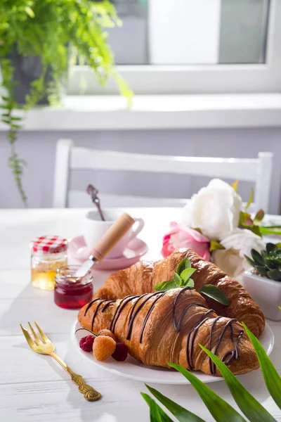 Teller Mit Frisch Gebackenen Croissants Serviert Auf Dem Tisch Mit — Stockfoto