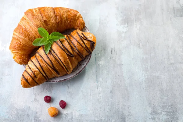 Prato Com Croissants Recém Assados Servido Mesa Com Bagas — Fotografia de Stock