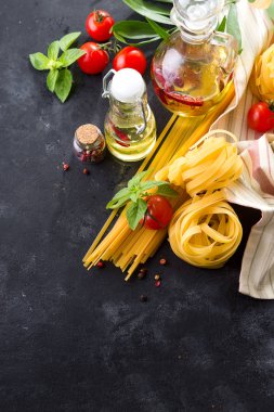 el tahtası yüzeyi makarna yemek pişirmek için malzemelerin üstten görünüm