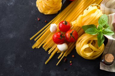 el tahtası yüzeyi makarna yemek pişirmek için malzemelerin üstten görünüm