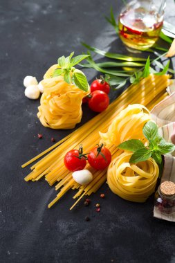 el tahtası yüzeyi makarna yemek pişirmek için malzemelerin üstten görünüm