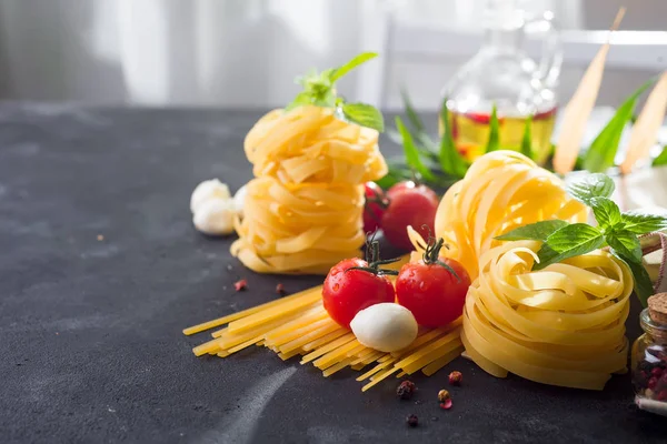 Nära Upp Skott Ingredienser För Matlagning Pasta Skiffer Yta — Stockfoto