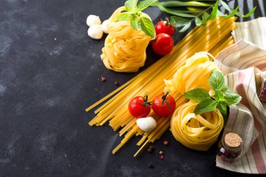el tahtası yüzeyi makarna yemek pişirmek için malzemelerin üstten görünüm