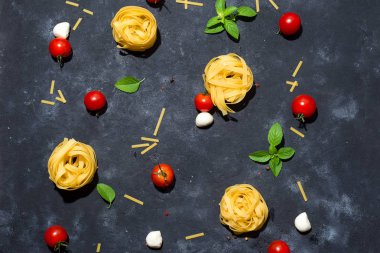 el tahtası yüzeyi makarna yemek pişirmek için malzemelerin üstten görünüm