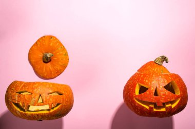 Cadılar Bayramı Balkabağı kafa jack fenerler pembe bir arka plan üzerinde