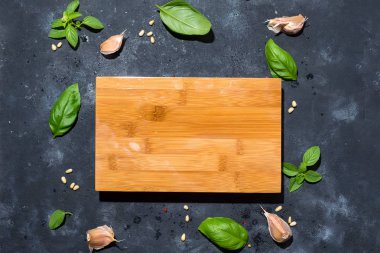 Bir ahşap tahta bir kopya alanı ile birlikte bir çerçeve şeklinde pesto maddeler arka plan siyah bir beton zemin üzerine yukarıdan vurdu