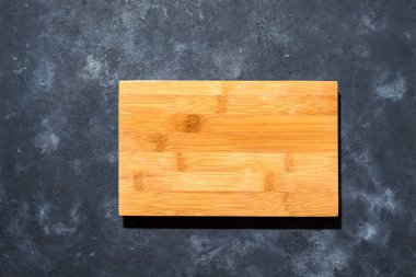 Üstten görünüm parlak boş ahşap tabak kase kara taş tahta arka plan, kopya alanı üzerinde