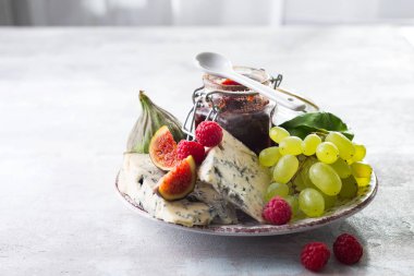 incelik mavi peynir, meyve ve reçel kavanoz beyaz taş zemin üzerine alan kopyalama