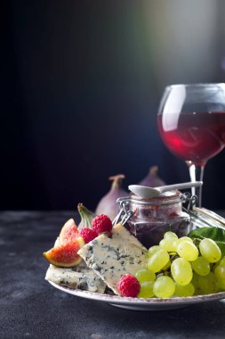 incelik mavi peynir, meyve ve reçel kavanoz cam siyah arduvaz taş zemin üzerine kırmızı şarap ile alanı Kopyala