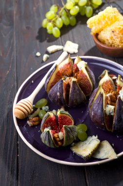 Keçi peyniri, ceviz ve seramik tabak ve kahverengi ahşap zemin, geleneksel Türk tatlı ballı incir gurme meze