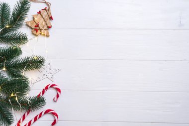 Noel arka plan ve beyaz ahşap tahta kopya alanı ile çam dalları konfeti ve Noel ışık ile dekorasyon