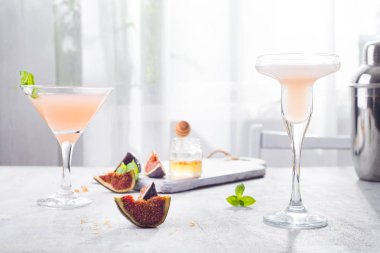 Jack Rose kokteyl incir ve windows üzerinde ışık arka plan üzerinde bal ile