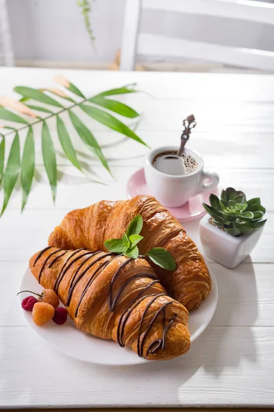 Континентальный завтрак свежеиспеченный круассан с джемом и шоколадом на деревянном столе на кухне с местом для копирования — стоковое фото