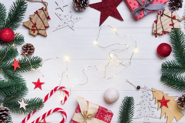 Fondo de Navidad y decoración con ramas de abeto confeti y luz de Navidad en tablero de madera blanca con espacio de copia — Foto de Stock