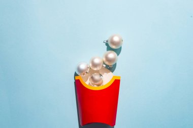 Boş patates kızartması kutu mavi Kağıt arka plan, düz beyaz yeni yıl topları ile kopya alanı ile yatıyordu. Kavramı bir Noel için bir yemek sipariş