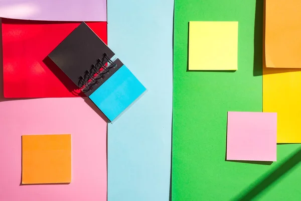 色紙の背景、上面に虹のようなスパイラルに様々 な色の用紙の束。研究ノートのためのビジネスのコンセプト — ストック写真