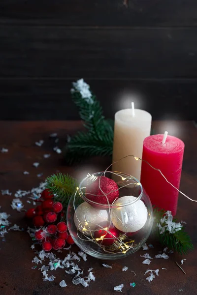 Рождественский фон с праздничным украшением, свечи, свет и шарики в банке. Рождественский фон с копирайтом — стоковое фото