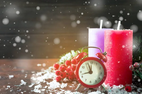 Vánoční odpočet do nového roku se sněhem. Hodiny a dekorace a jedle smrkové větve. — Stock fotografie