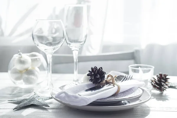 Ajuste de mesa de Navidad de plata y blanco con decoraciones de Navidad por encima de la ventana de luz —  Fotos de Stock