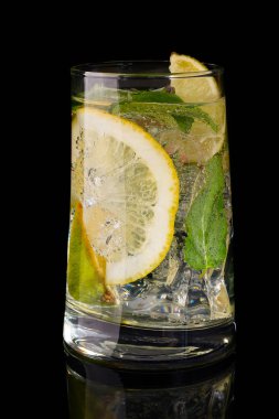 Mojito siyah arka plan üzerine izole limon kokteyli.