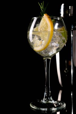 Mojito siyah arka plan üzerine izole limon kokteyli.