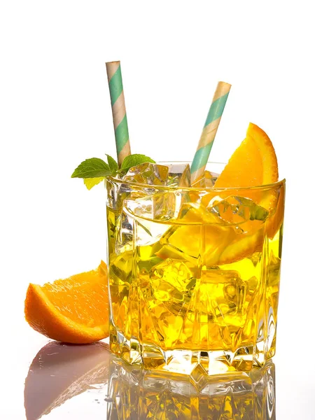 Coquetel alcoólico do Padrinho com laranja e gelo, isolado em fundo branco — Fotografia de Stock