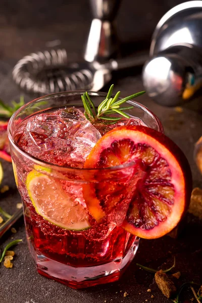Campari, cin, vermut ve narenciye turuncu twist ile lezzetli negroni kokteyller. Taş veya beton arka plan canlandırıcı yaz içeceği. Noel partisi için tatil Aperatif.