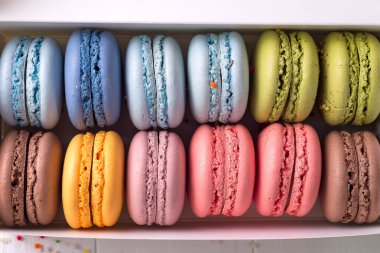 Renkli Fransızca macaroons arka planlar, düz yatıyordu. Tatiller ve kutlamalar kavramı.