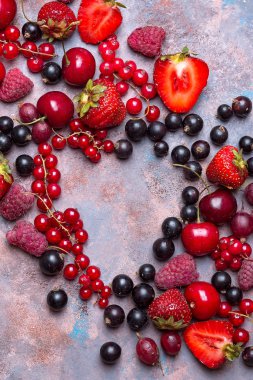Kalp şekli berry meyve taş zemin üzerine çeşitli. Düz yatıyordu