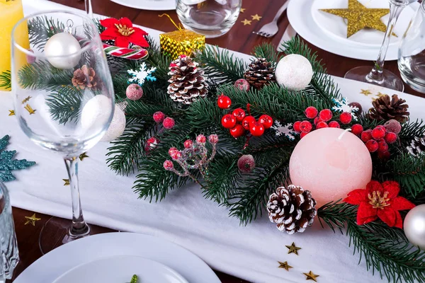 Decora un arreglo de Navidad con velas. Decoración de Navidad para ropa de mesa. La celebración del año nuevo. Puesta plana —  Fotos de Stock