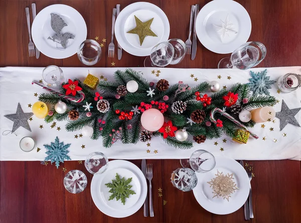 Dekorerar en jul arrangemang med ljus. Inredning till jul för tabell slitage. Nyårsfirande. Lekmanna-platt — Stockfoto