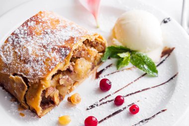Apple strudel vanilyalı dondurma ve nane ve çilek beyaz tabakta ile yakın çekim