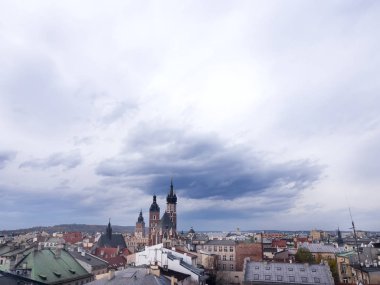 Kafe çatıdan Krakow pazar meydanında güzel manzaraya St Marys Basilica için