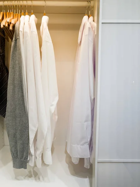 Walk-in closet con tela y estante en casa —  Fotos de Stock