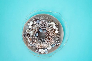 Noel çelenk dekorasyon mavi zemin üzerine plakalar ile. Yat, alanı Kopyala