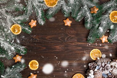 Noel ahşap arka plan ile kar köknar ağacı. Kopya alanı ile görüntüleyin. Noel mock-up veya tebrik kartı. Üstten görünüm.