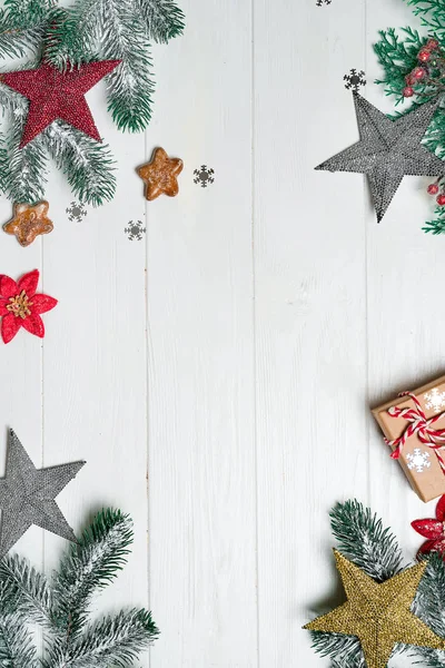 Fundo de congratulação de Natal com presentes, ramos de pinho e ornamentos de Natal no fundo de madeira. Mock-up de Natal ou cartão de saudação. Vista superior . — Fotografia de Stock