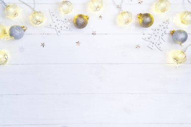 Noel ve yeni yıl ahşap arka plan ışık şenlikli altın dekorasyon garland Noel topları ve beyaz ahşap arka plan, üstten görünüm üstünde toys ile