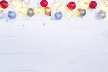 Noel ve yeni yıl ahşap arka plan ışık şenlikli altın dekorasyon garland Noel topları ve beyaz ahşap arka plan, üstten görünüm üstünde toys ile