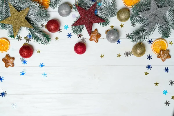 圣诞横幅空模板与冷杉树枝和白色木制桌面上的各种装饰 — 图库照片