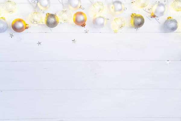 크리스마스 공 및 흰색 나무 배경, 상단 보기에 장난감 빛 축제 황금 장식 갈 랜드와 함께 크리스마스와 새 해 나무 배경 — 스톡 사진