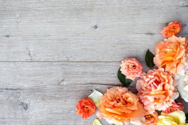 Ahşap arka plan üzerinde çiçek kompozisyon. Sevgiliye arka plan. Düz yatıyordu, en iyi görünüm, kopya alanı.