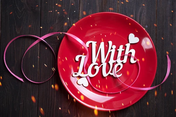 Rote Platte mit Holzbuchstaben mit Liebe auf Holzgrund, Draufsicht mit Kopierraum. Valentin-Tageskarte — Stockfoto