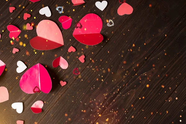 Flygande röda Pappershjärtan på trä bakgrund. Alla hjärtans dag. Symbol för kärlek. — Stockfoto